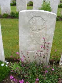 Etaples Military Cemetery - Roberts, G W